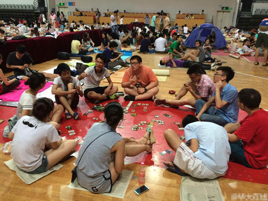 Los estudiantes pasan la noche en el suelo del gimnasio en la Universidad Normal de Wuhan, provincia de Hubei, el 29 de junio de 2015.
