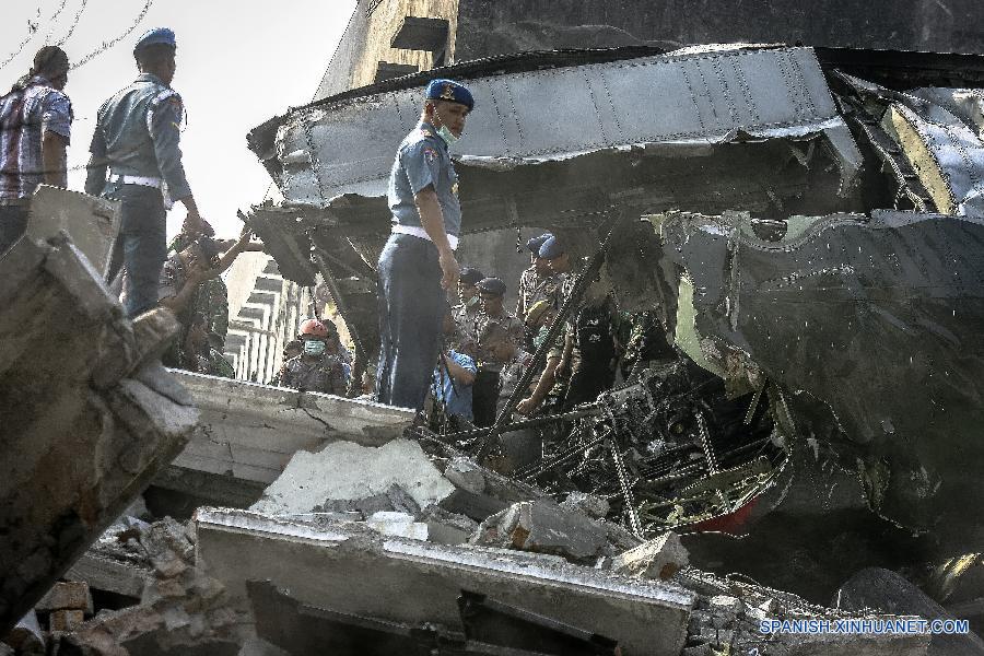 Recuperan 141 cuerpos sin vida tras caída de avión militar en Indonesia, según policía