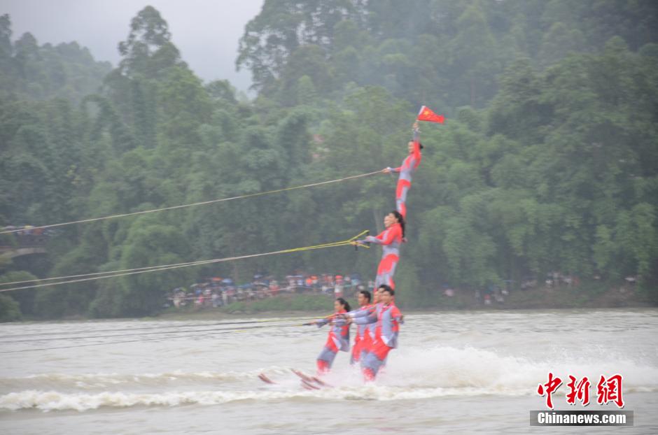 Equipo de esquí acuático acrobático de China representa el "trapecio en el aire" en Sichuan
