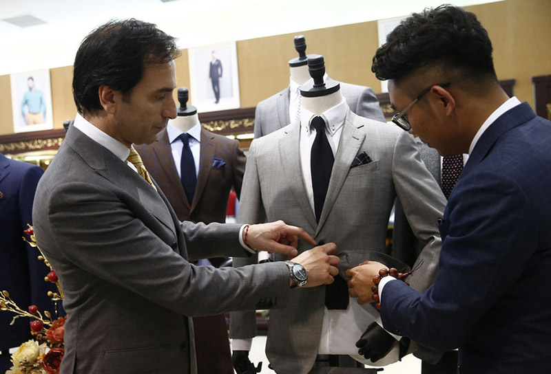 Gintoli comparte sus ideas sobre detalles de un traje con un diseñador chino en el estudio en la ciudad de Zhucheng, provincia de Shandong, este de China, el 30 de junio de 2015.