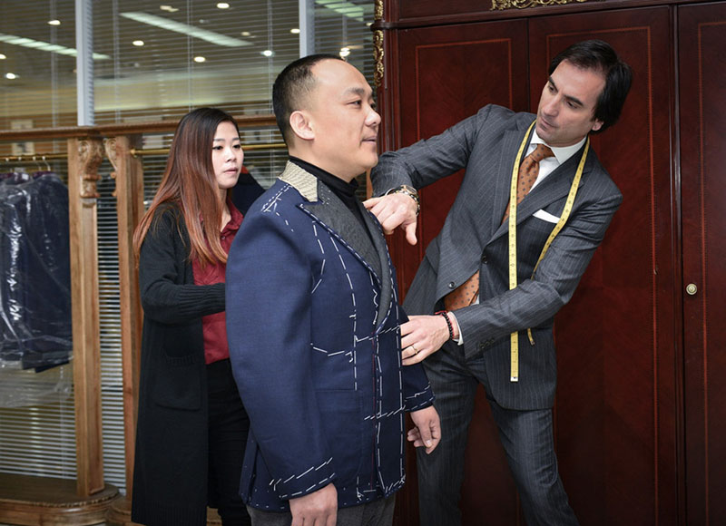 Gintoli mide a un cliente en el estudio en la ciudad de Zhucheng, provincia de Shandong, este de China, el 30 de junio de 2015.