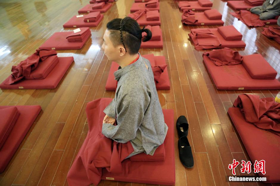 Ciudadanos en Shanghai hacen meditación en un templo para aliviar el estrés