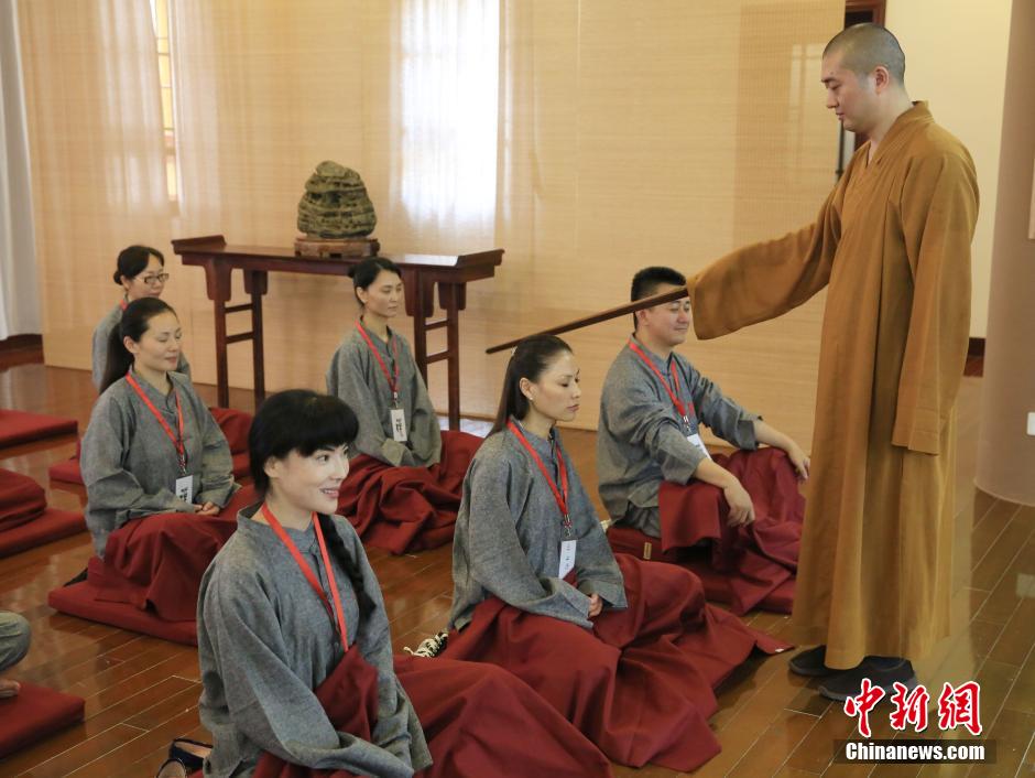 Ciudadanos en Shanghai hacen meditación en un templo para aliviar el estrés