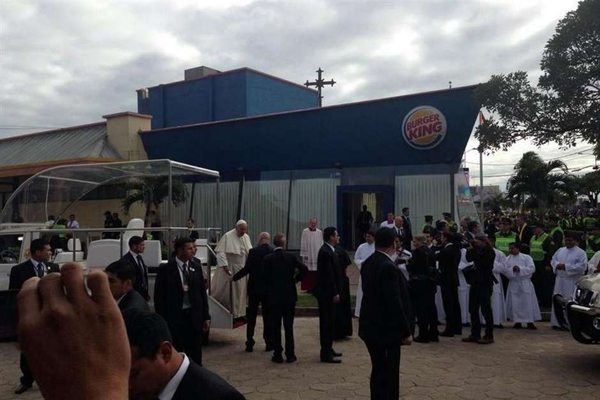 El Papa Francisco usa Burger King como sacristía
