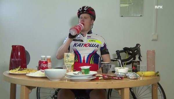 Un periodista noruego ingiere la calorías que necesita un ciclista en el Tour de Francia