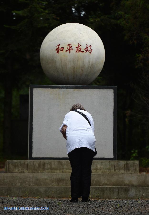 Huérfanos  japoneses de la  guerra visitan tumbas de sus  padres adoptivos chinos 2