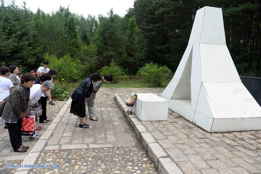 Huérfanos  japoneses de la  guerra visitan tumbas de sus  padres adoptivos chinos 5