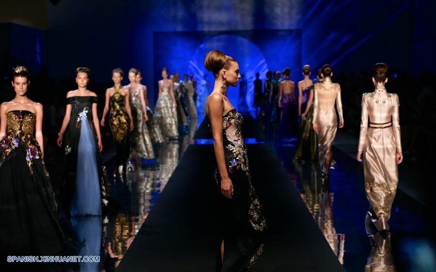 Italia: Creaciones de Laurence Xu en desfile de moda en Milán