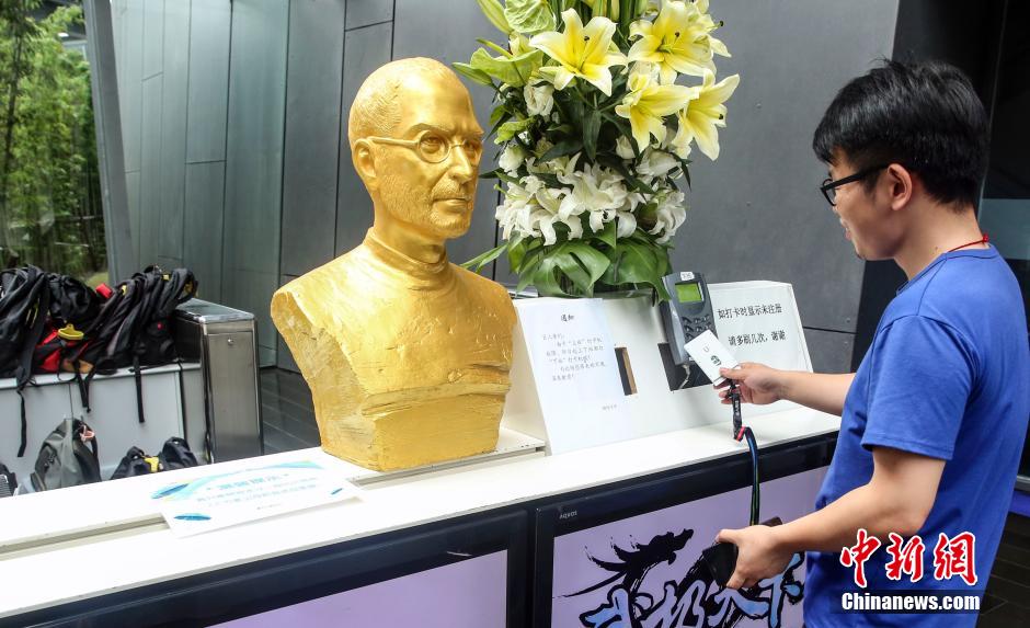 Colocan una estatua de Steve Jobs en la recepción de una empresa en Shanghai