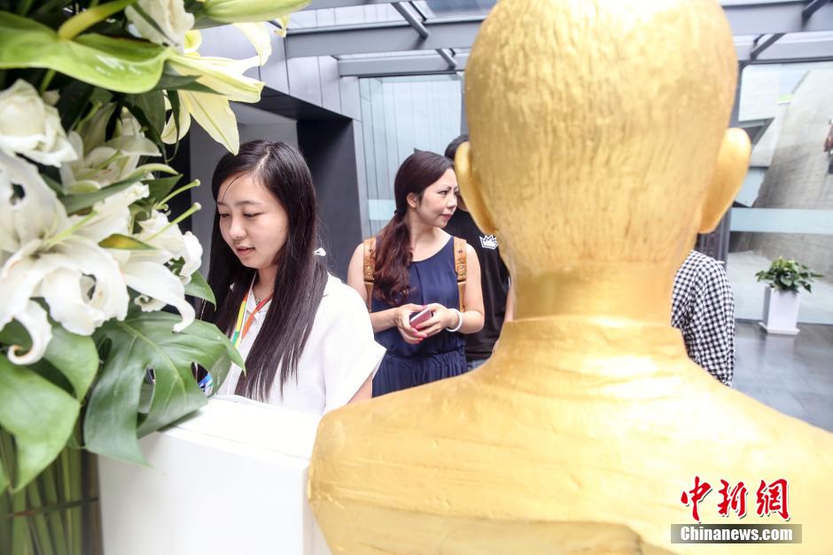 Colocan una estatua de Steve Jobs en la recepción de una empresa en Shanghai 3