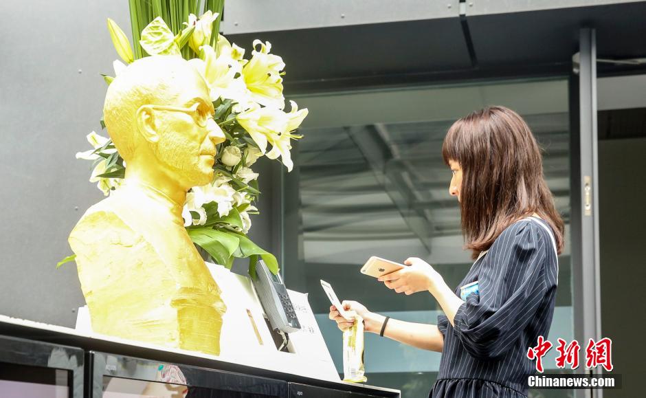 Colocan una estatua de Steve Jobs en la recepción de una empresa en Shanghai 2