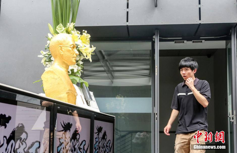 Colocan una estatua de Steve Jobs en la recepción de una empresa en Shanghai 4