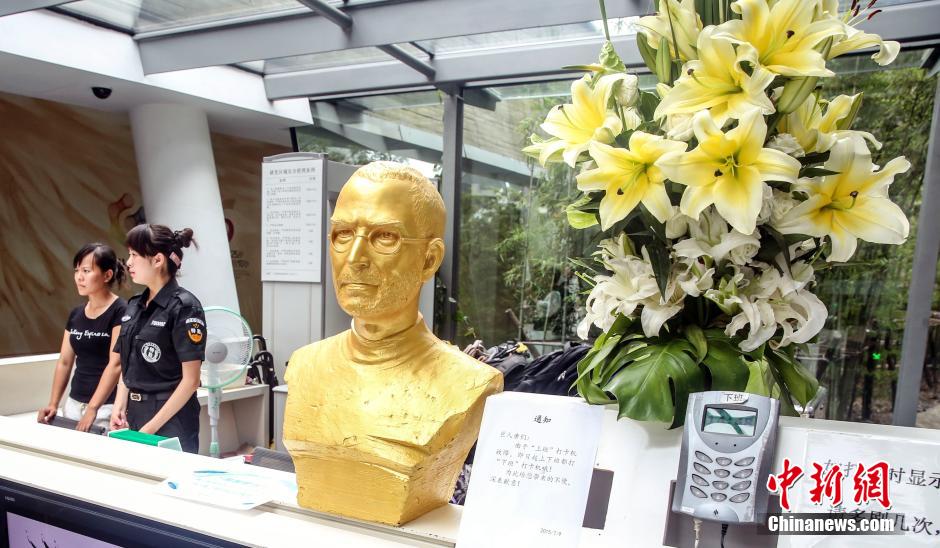 Colocan una estatua de Steve Jobs en la recepción de una empresa en Shanghai 5