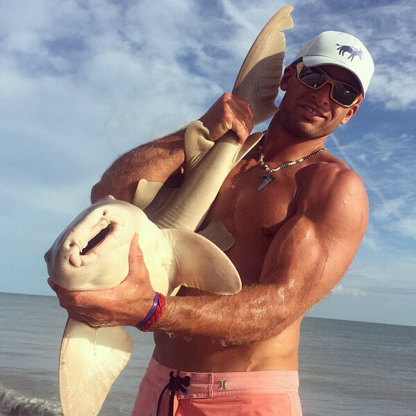Un hombre se hace famoso en Internet por capturar tiburones con sus propias manos
