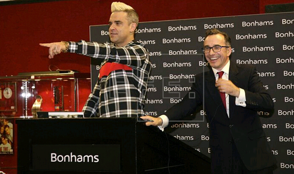 Subastan en Londres trajes y manuscritos de las canciones de Robbie Williams