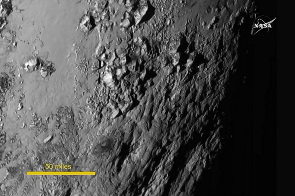 Plutón tiene montañas de agua helada de 3.500 metros