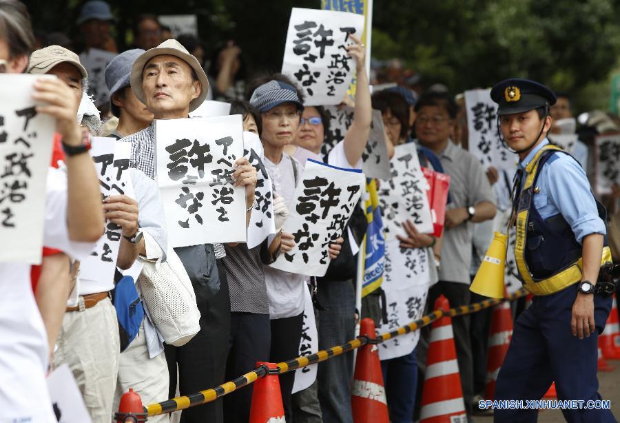 Tasa de apoyo a gabinete de Abe cae 10 puntos porcentuales en medio de fuertes protestas por iniciativas bélicas