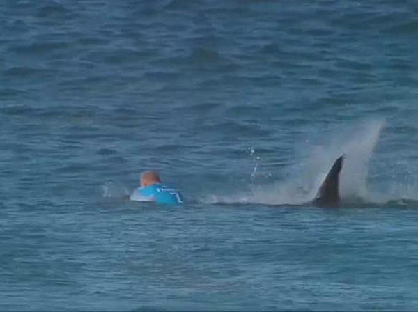 Un tiburón ataca al triple campeón del mundo de surf