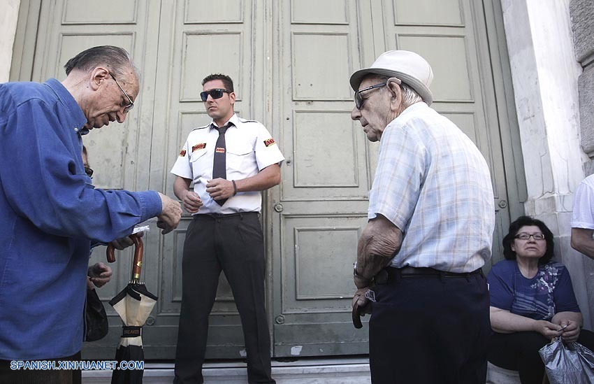 Bancos griegos reabren con economía real muy golpeada