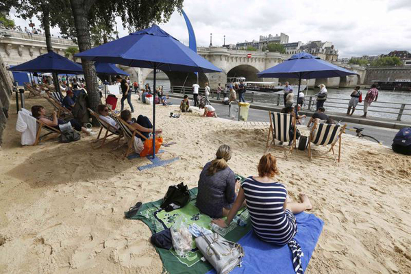 París crea una playa pública a la orilla del Sena