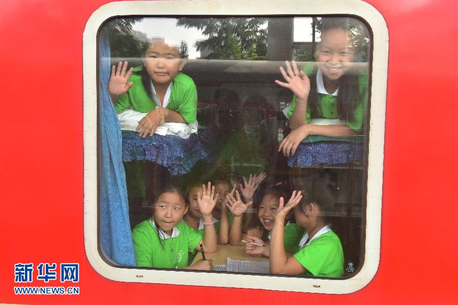 El 22 de julio, cuando el tren se detuvo en la provincia de Hubei, los niños criados por familiares se despidieron de los viajeros del mismo tren. 