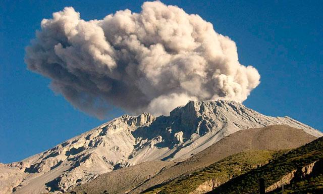Volcán Ubinas lanza cenizas y gases en Perú