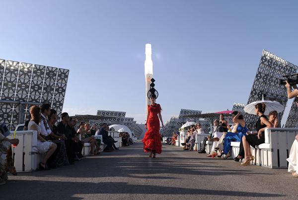Jessica Minh Anh organiza primer desfile de moda entre paneles solares en Sevilla 2