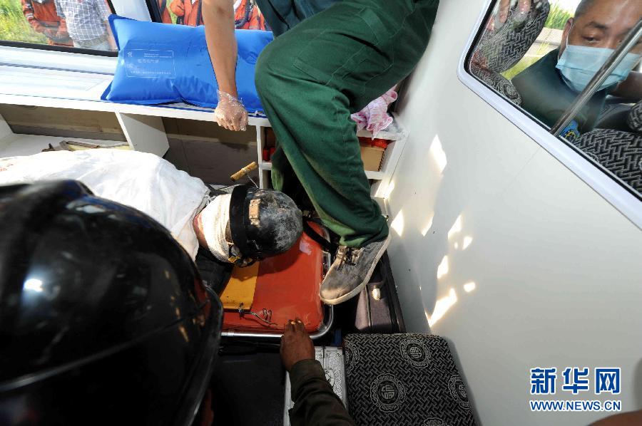 Rescatan a seis trabajadores de mina de carbón inundada en China 6