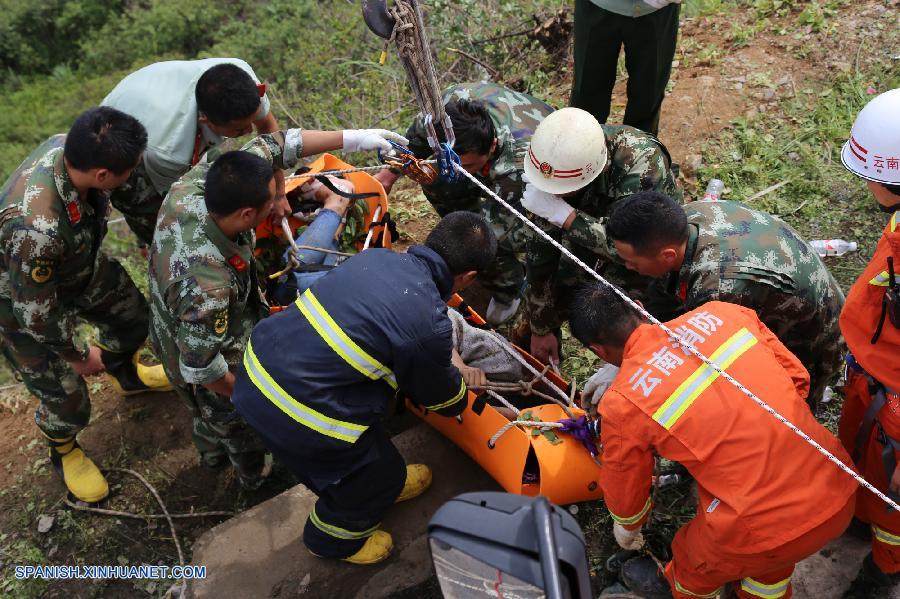Tres muertos y 16 heridos en accidente de minibús en Yunnan