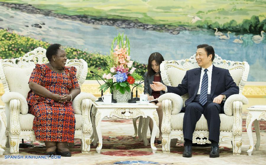 China se prepara para conferencia sobre derechos de mujeres con reunión con defensora tanzana