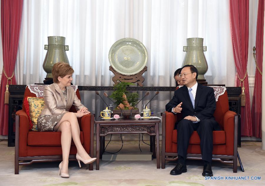 Consejero de Estado chino se reúne con ministra principal de Escocia