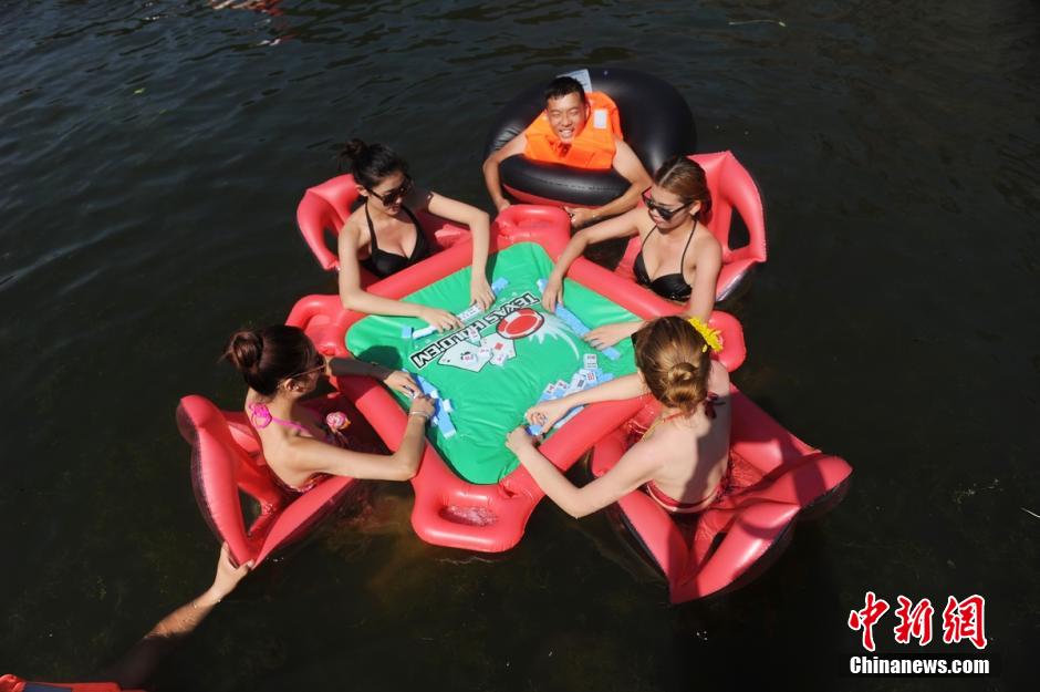 Chicas en bikini participan en una competición de Mahjong sobre el agua