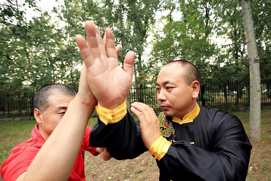 Por la tarde, Wang se reúne con sus estudiantes, que son en su mayoría taxistas, y practican taichí en un parque. (Qixin Qianlong.com/Zhang)