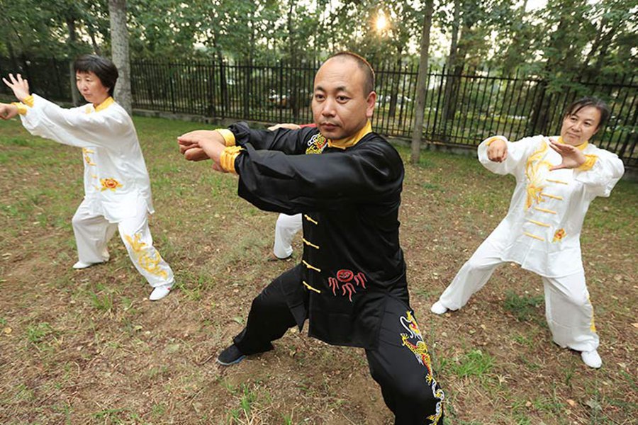 Wang practica taichí con sus estudiantes en un parque después de trabajar. (Qixin Qianlong.com/Zhang)