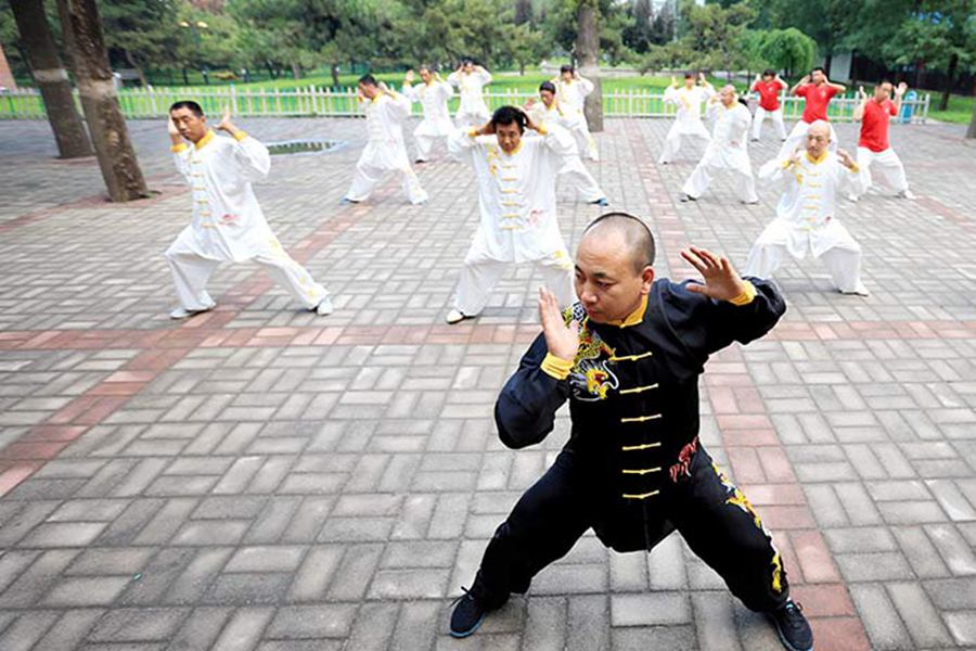 Wang practica taichí con sus estudiantes en un parque después de trabajar. (Qixin Qianlong.com/Zhang)