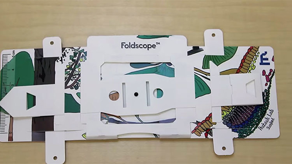 Crean un microscopio de cartón de menos de un dólar que podría revolucionar la medicina