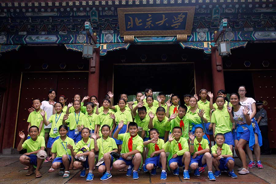 Niños criados familiares en zonas remotas visitan Pekín