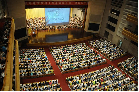 3.000 estudiantes realizan examen previo en un gran salón 