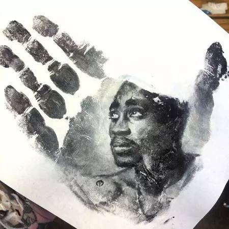 Pinturas realistas dibujadas en las palmas de las manos (Fuente:zjol.com.cn)