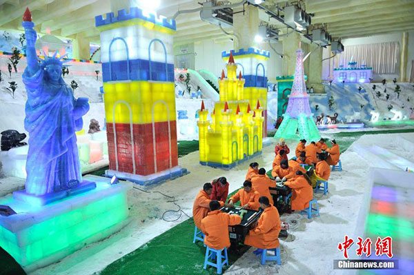 Los visitantes se divierten en el castillo de hielo y nieve. [Foto/Chinanews.com]