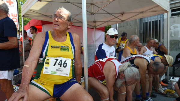 Un brasileño de 98 años corre los 100 metros planos