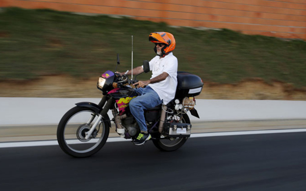 Un brasileño inventa una motocicleta que funciona con agua