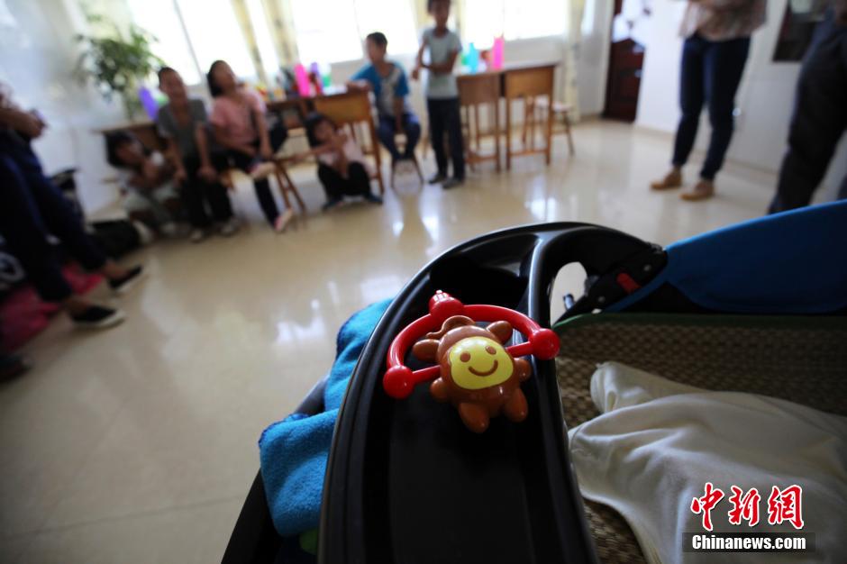 Una española cuida a siete huérfanos en Liangshan