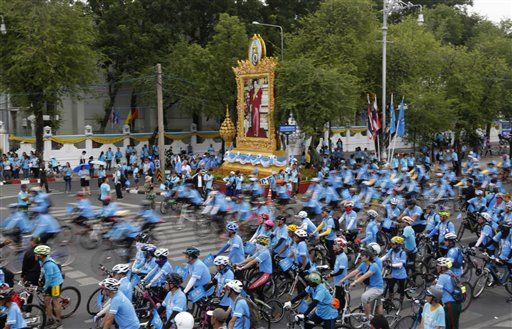 Miles recorren Bangkok en bicicleta en homenaje a la reina