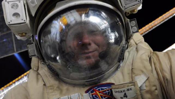 Cosmonauta ruso realiza un selfie en el espacio abierto
