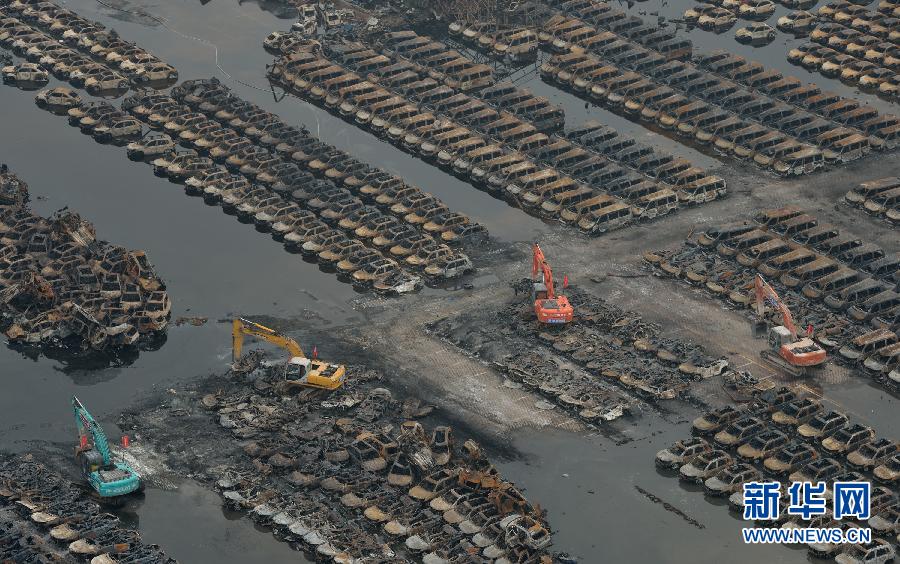 El servicio de rescate y varias máquinas retiran los vehículos calcinados tras la explosión de Tianjin, el 20 de agosto. [Foto/Xinhua]