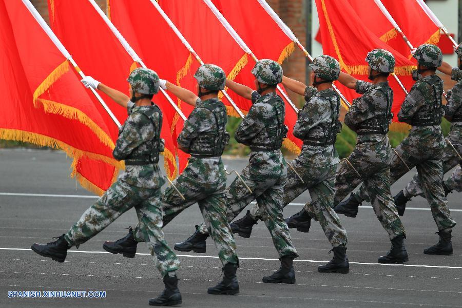 Fotos de entrenamiento para desfile militar de Día de Victoria