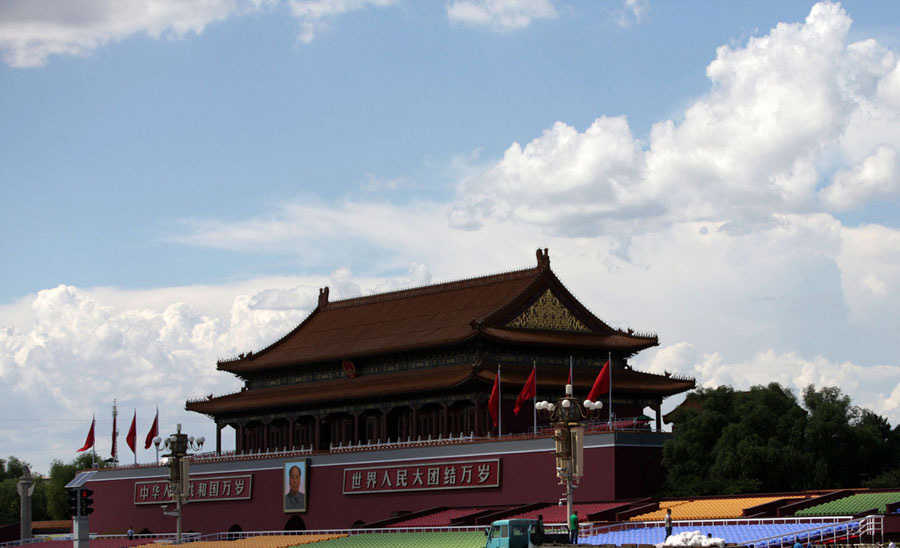 Cielos azules con algunas nubes blancas sobre la Plaza de Tiananmen y la Ciudad Prohibida, que se han engalanado para el desfile militar, el 22 de agosto de 2015.