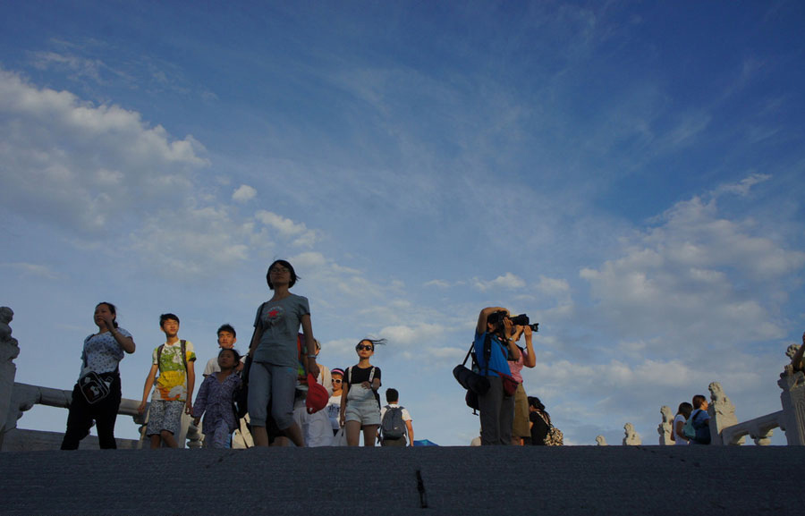 Los turistas disfrutan del cielo azul en el Palacio de Verano, el 22 de agosto de 2015.