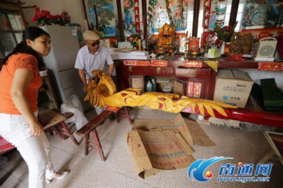 Anciano fabrica un erhu gigante para batir el récord Guiness